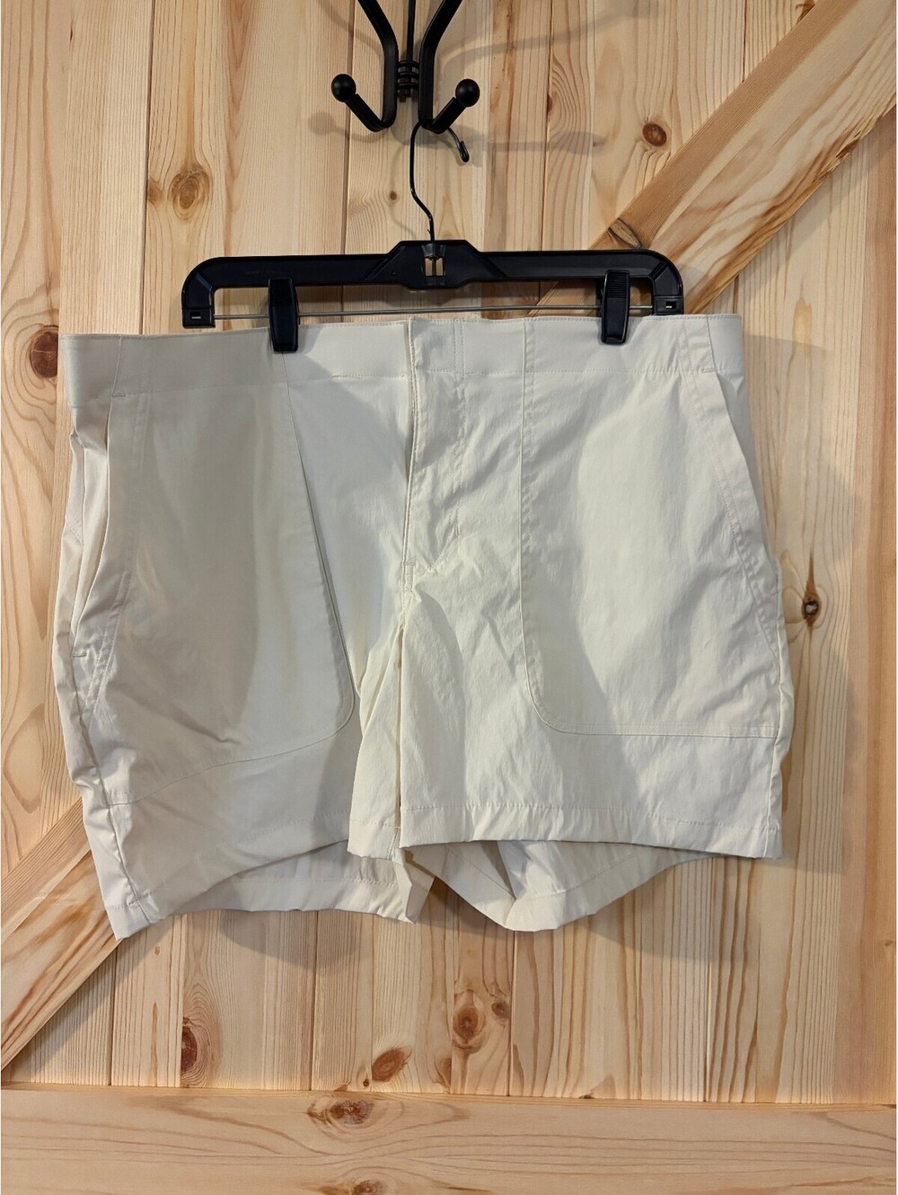 Eddie Bauer Hiker Shorts Size 16 Cream Two-Way Stretch NWT